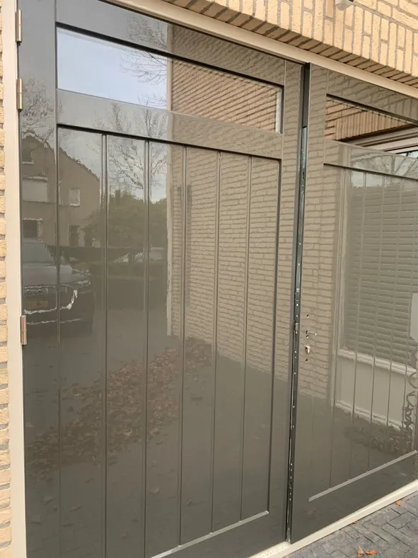 Glazen serre met strak afgewerkte kozijnen.
