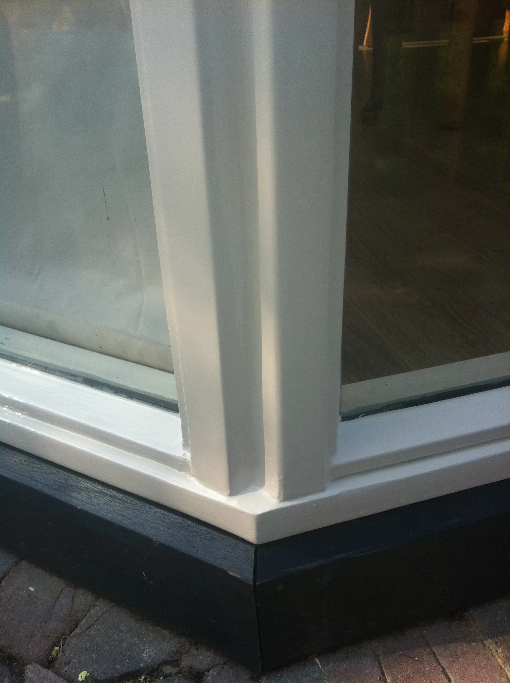 Dezelfde kozijnhoek na herstel en schilderwerk: strak, glad en weer jaren beschermd.