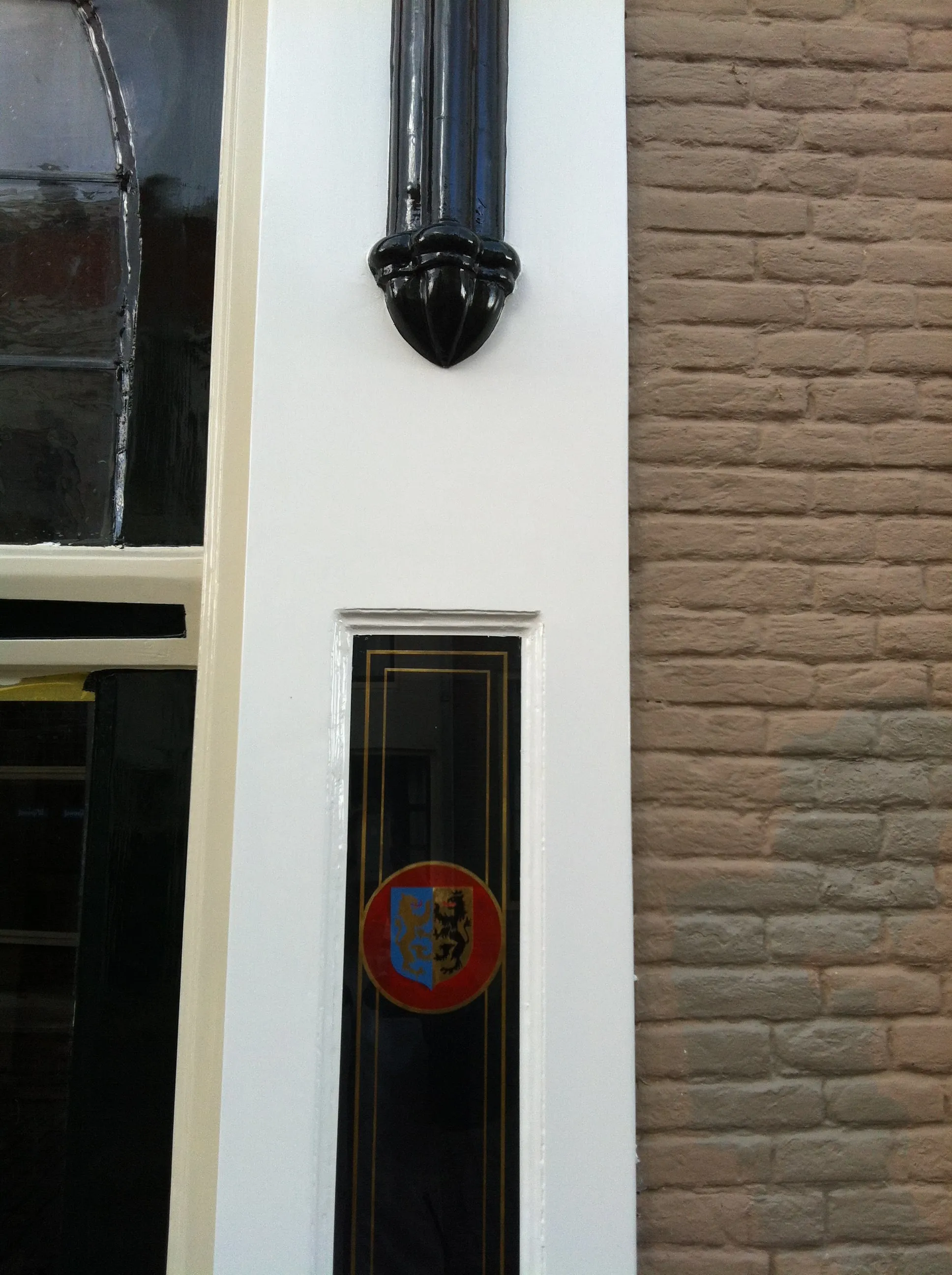 De penant na afloop: hersteld houtwerk, fris in de verf, met het wapenschild weer in ere.