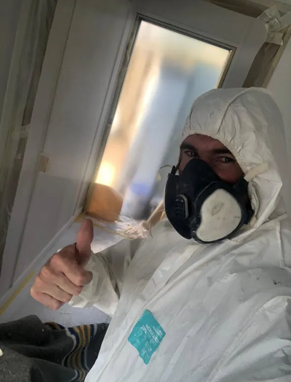 Dave met adembescherming tijdens het spuitwerk: veilig en netjes werken.